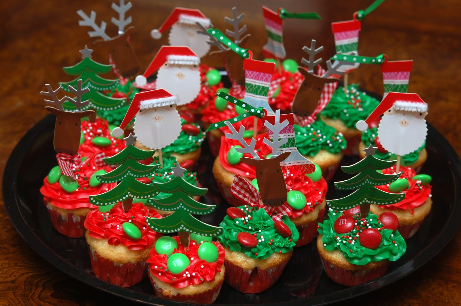 Mini Christmas Cupcakes
 MINI HOLIDAY CUPCAKES Hugs and Cookies XOXO