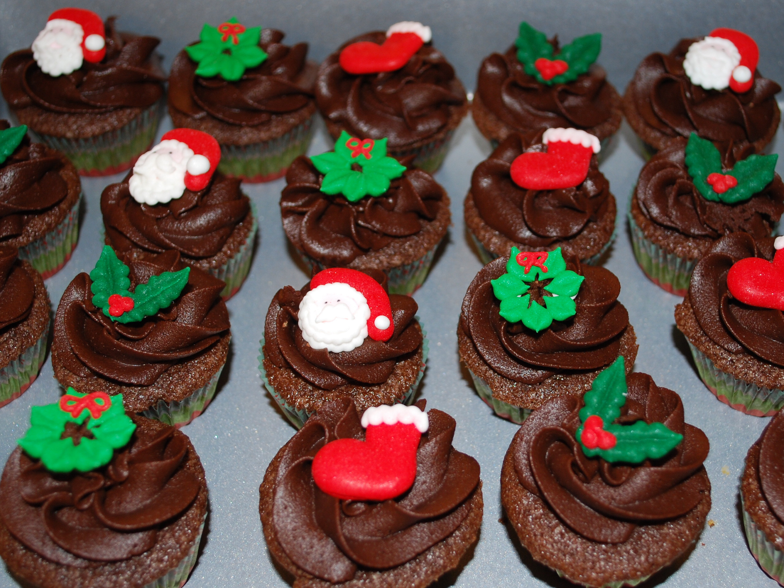 Mini Christmas Cupcakes
 Mini Christmas Cupcakes