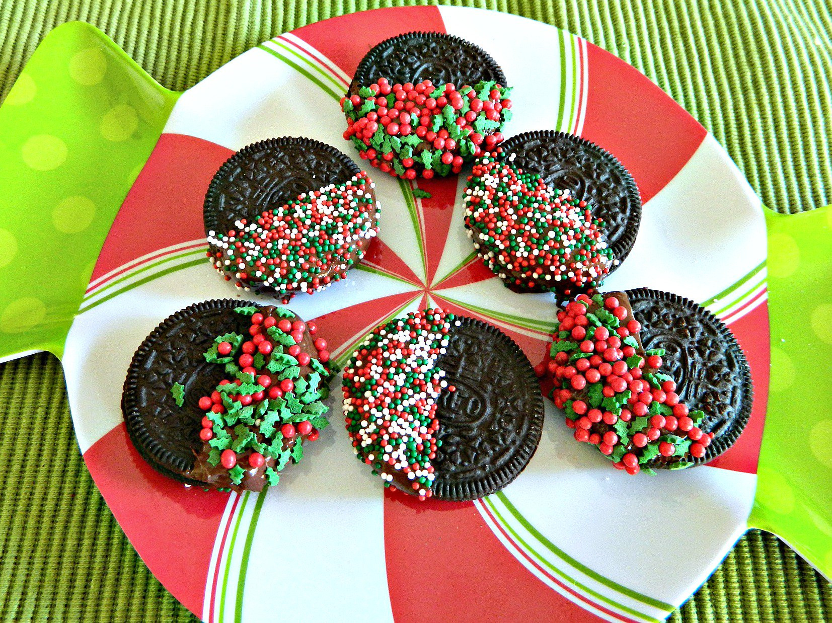 Oreo Christmas Cookies
 3 Ingre nt 3 Step Oreo Dipped Christmas Cookies