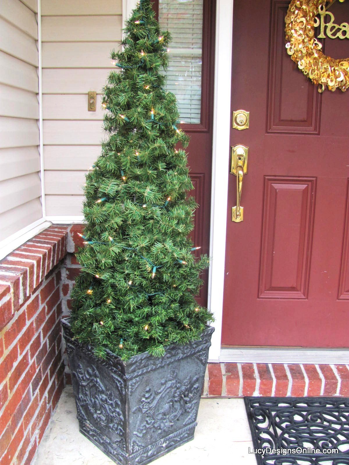 Tomato Cage Christmas Tree
 DIY Tomato Cage and Garland Topiary Christmas Trees