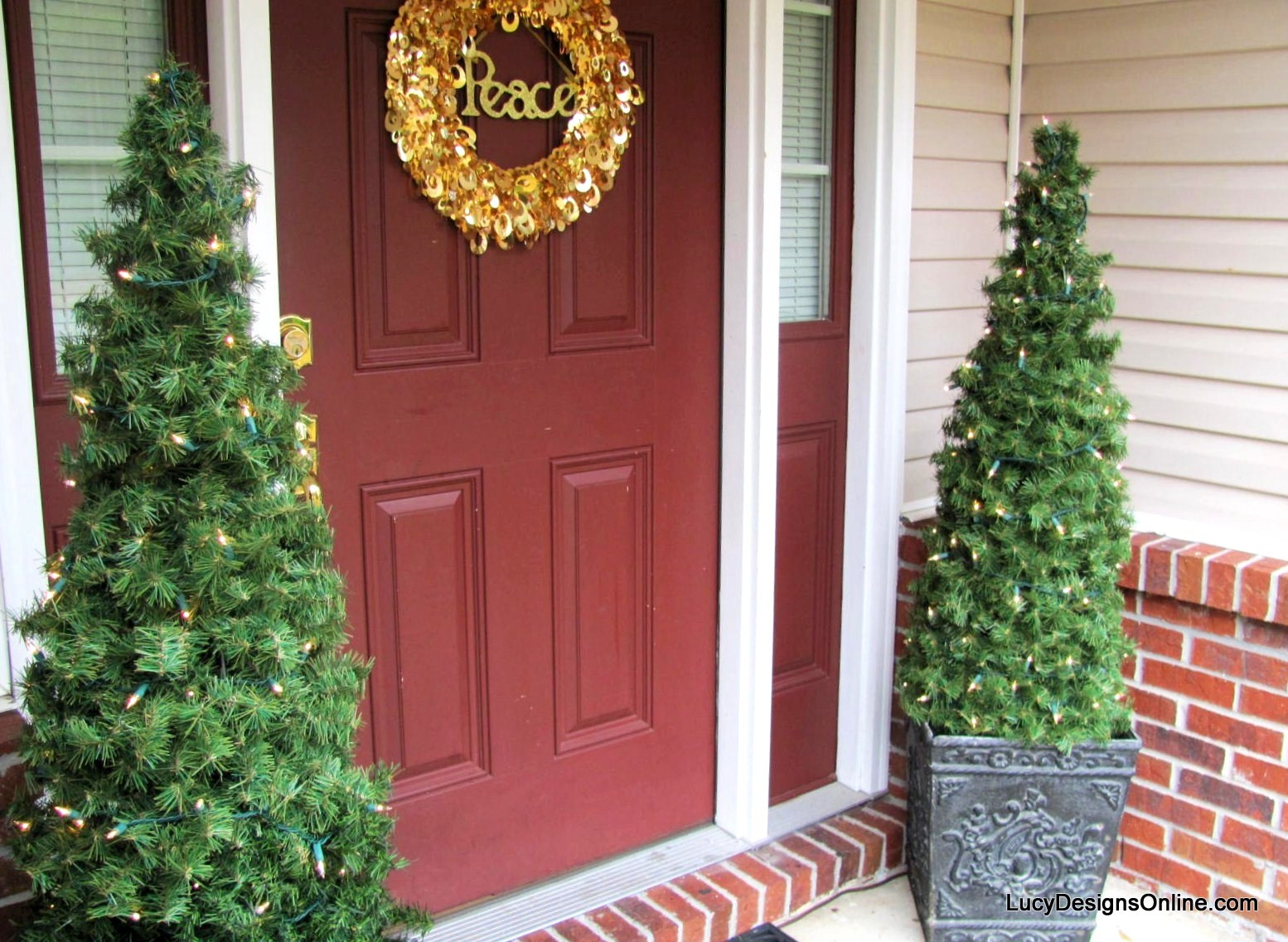 Tomato Cage Christmas Tree
 DIY Tomato Cage and Garland Topiary Christmas Trees